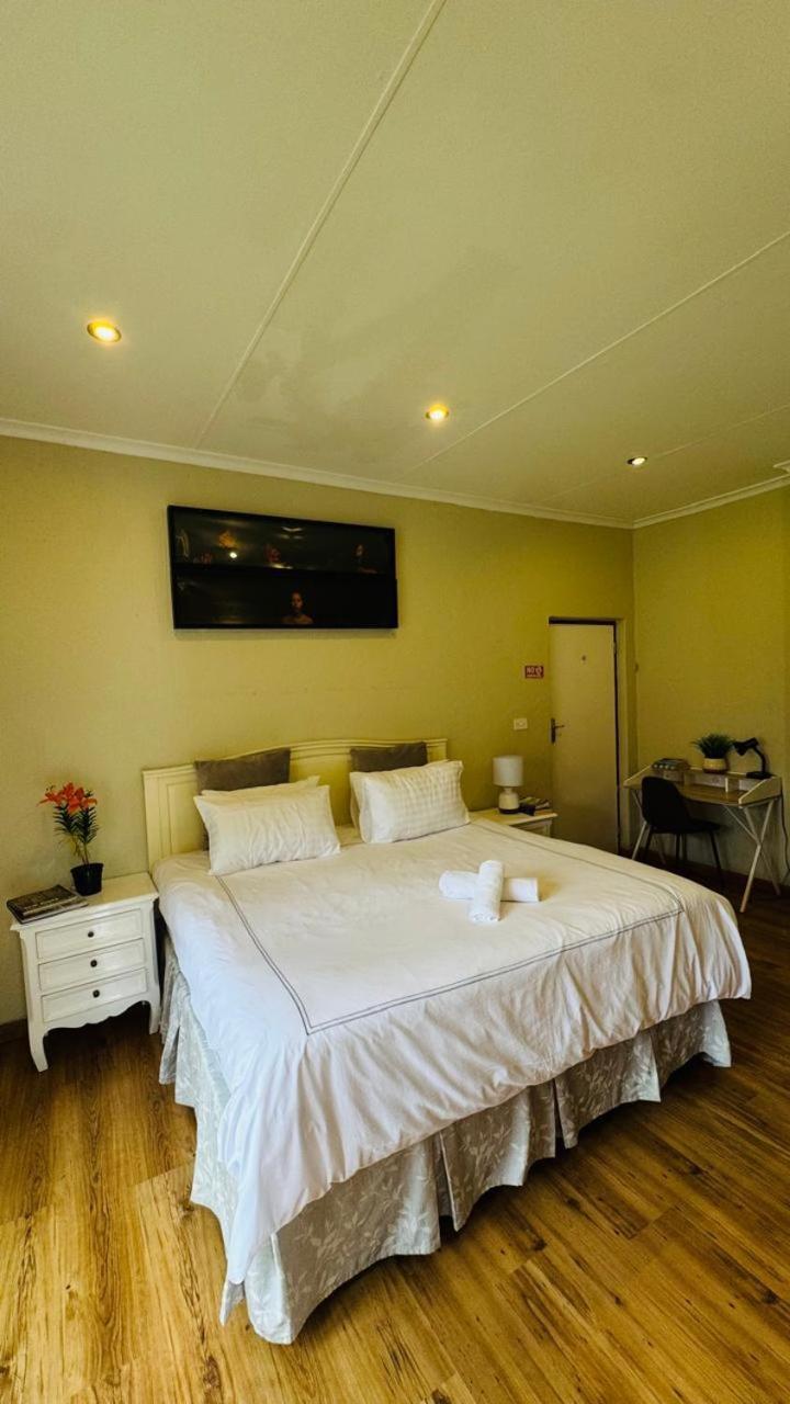 Urbanzuluhouse Hotel Johannesburg Room photo